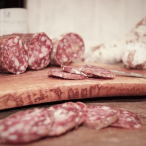 lot de saucisson sur planche