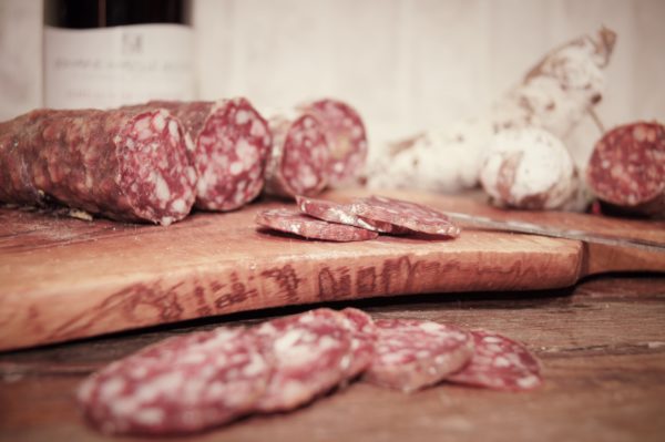 lot de saucisson sur planche